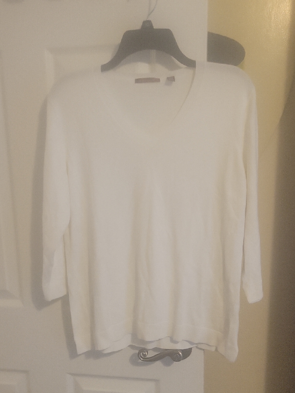 525 America XL Women's White V-Neck Sweater - Classic Lightweight Knit